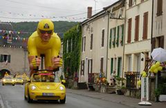 La premi�re voiture de la caravane publicitaire