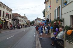 Les spectateurs devant la mairie