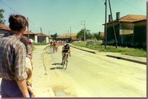 Le peloton avec Eddy Merckx en jaune