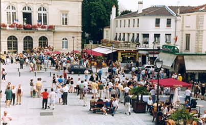 La place de la mairie en pleine effervescence