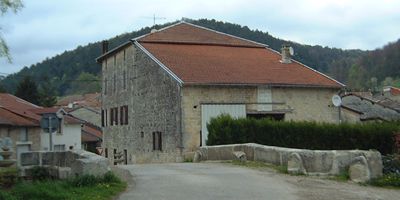 Le moulin prs de la salle polyvalente et du vieux pont