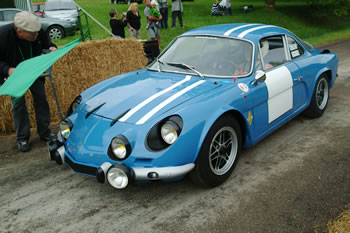 Une Alpine A 110 avec madame au volant...