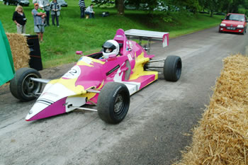 Une voiture cousue main...