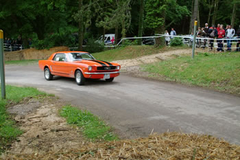 Une Ford Mustang dans le virage de l'arrive