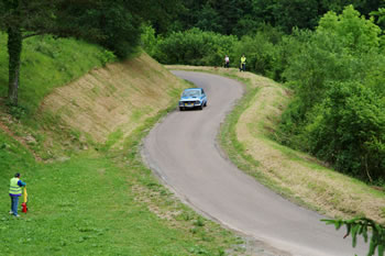 Une voiture dans la monte