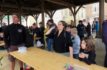 Des joueurs de fléchettes acharnés Des joueurs de fléchettes acharnés