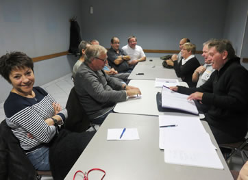 Les membres en assemblée... Les membres en assemblée...