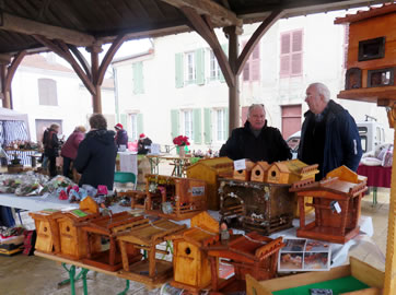 Un stand d'objets en bois