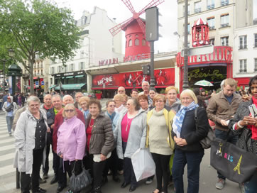 Devant le Moulin Rouge