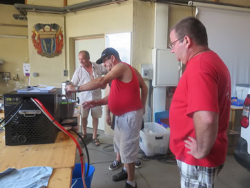 Les membres du comité s'activent derrière le bar ! Les membres du comité s'activent derrière le bar !