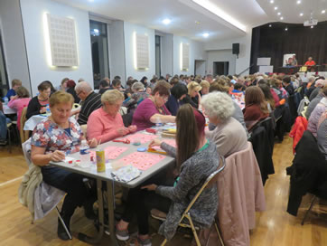 Les participants sont bien concentr�s sur leurs cartons...!