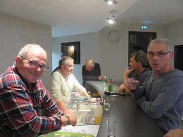 Les membres du Comit� au bar