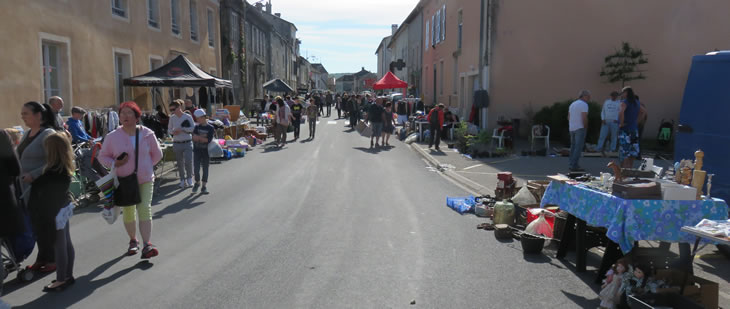 Beaucoup de monde sous un beau soleil