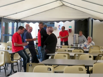 Les membres de service � la buvette attendent le soleil...!