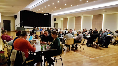 Les participants sont concentr�s sur le jeu