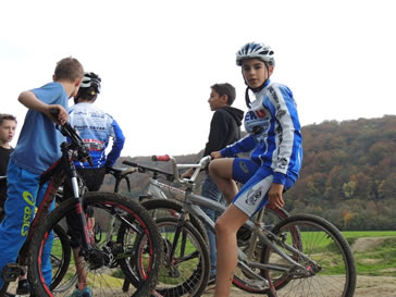 Jules et ses copains sur terrain bicross Jules et ses copains sur terrain bicross