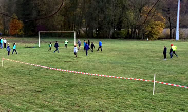 Les jeunes jouent au foot...