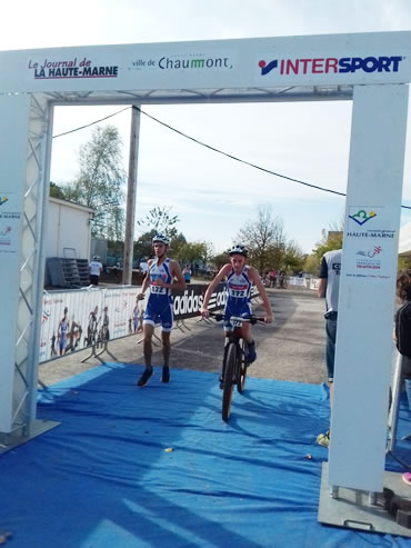 Jules Stphan et Arthur Coupas passent la ligne en vainqueur