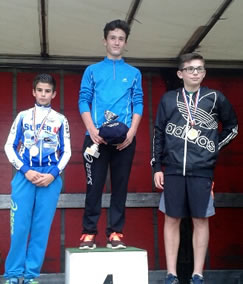 Jules sur la 2me marche du podium