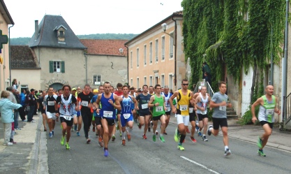 Les coureurs des 10 km au dpart...