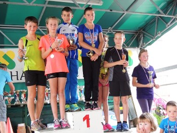 Le podium du 1000 m au complet