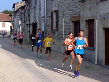 Les premiers coureurs du 5 km au 1er tour rue du Canal