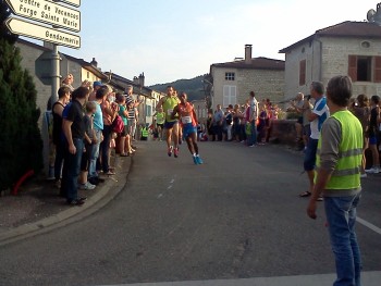 Les premiers coureurs du 10 km au retour sur le Grand-Pont