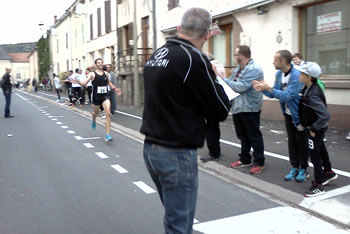 L'arrive triomphante de Nicolas Pires sur les 10 km