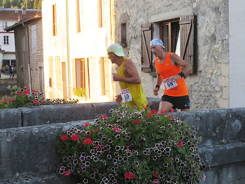 Les coureurs passent sur le vieux Pont de pierre