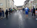 Les coureurs suivants passent au ravitaillement