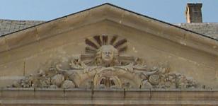 Fronton représentant le roi soleil Fronton représentant le roi soleil