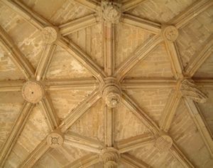 Vo�te du porche avec ses culs de lampes dont les armoiries de Poissons