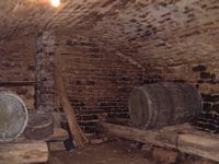 Une cave voûtée de vigneron avec ses tonneaux en bois Une cave voûtée de vigneron avec ses tonneaux en bois