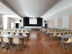 La salle équipée pour des conférences La salle équipée pour des conférences