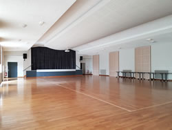 La salle avec sa piste de danse La salle avec sa piste de danse