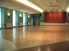 La salle avec la sc�ne au fond